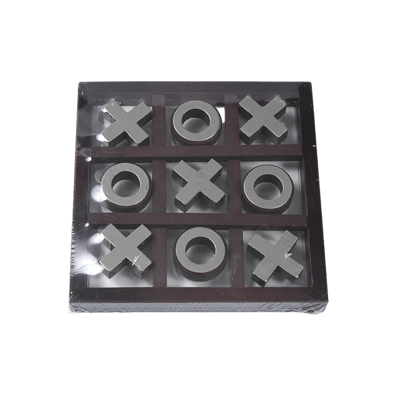Dijelovi zlatne boje u drvenoj igri Tic-Tac-Toe u tamnom okviru